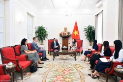 Deputy Foreign Minister Le Thi Thu Hang receives British Ambassador Iain Frew