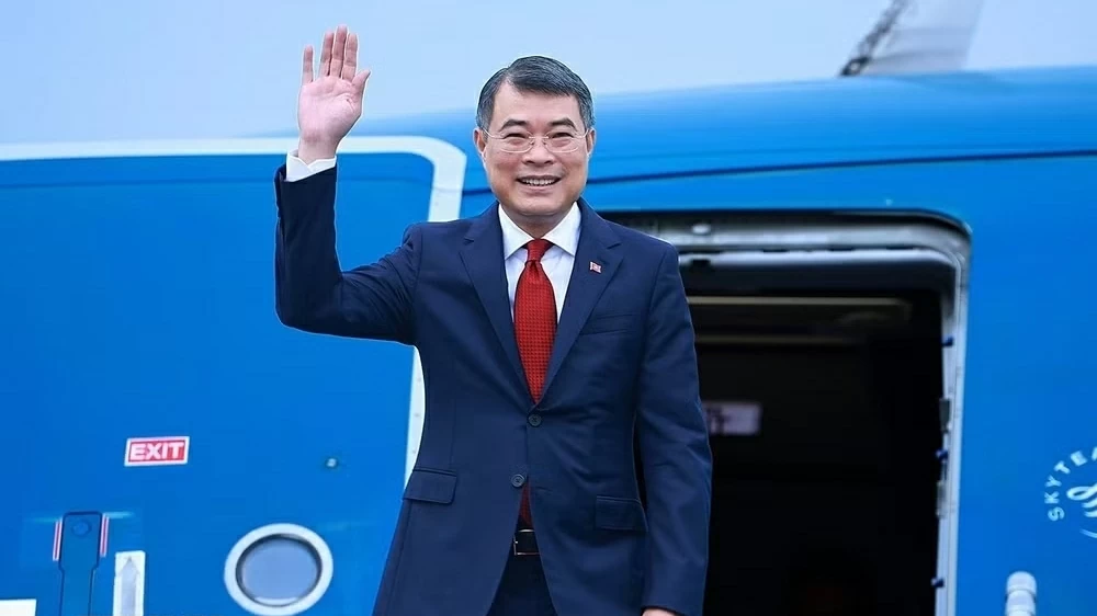 Prime Minister Le Minh Hung departs for ASEAN Summit in Philippines