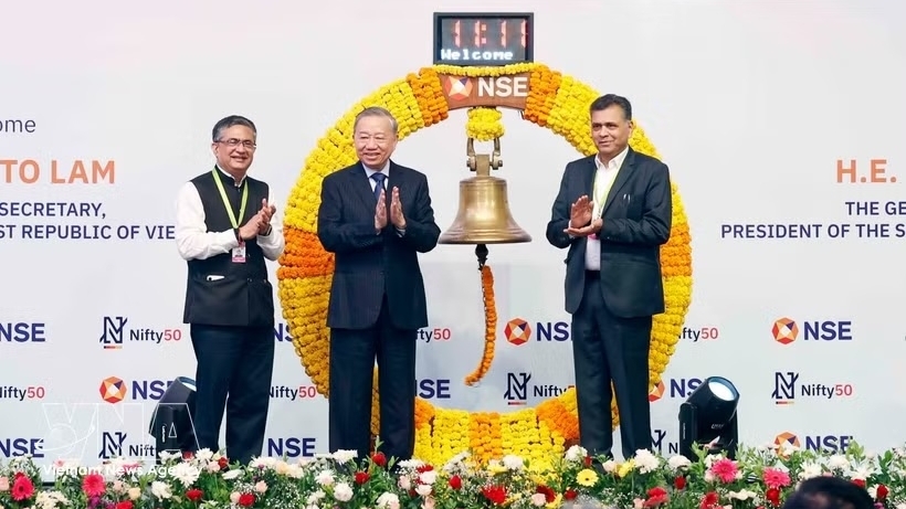 General Secretary, President To Lam rings bell at India’s National Stock Exchange
