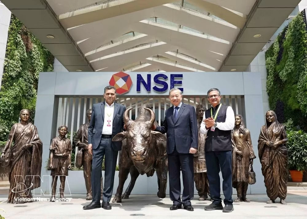 General Secretary, President To Lam rings bell at India’s National Stock Exchange