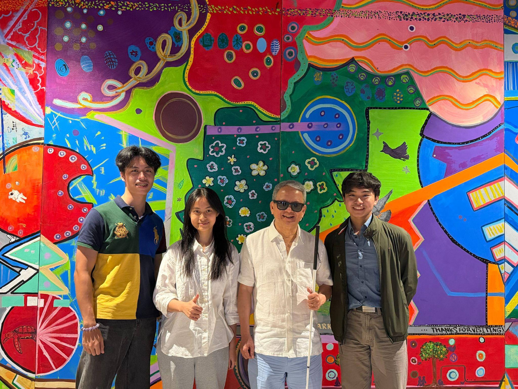 ​Mr. Pham Duc Trung Kien is taking a photo with volunteers from Khan Academy Vietnam.