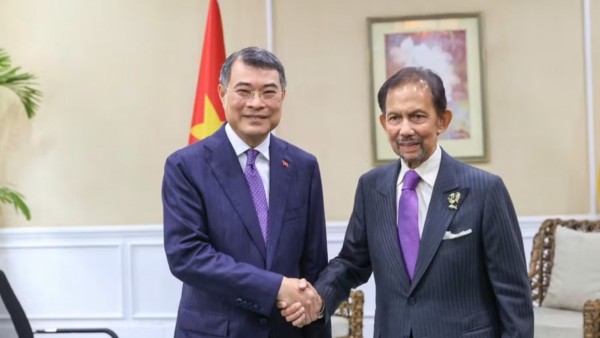 Prime Minister Le Minh Hung holds bilateral meetings during the 48th ASEAN Summit in Cebu