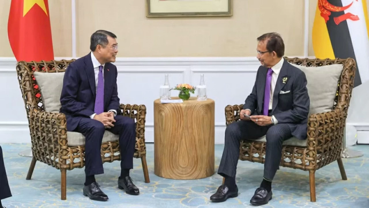 Prime Minister Le Minh Hung holds bilateral meetings during the 48th ASEAN Summit in Cebu