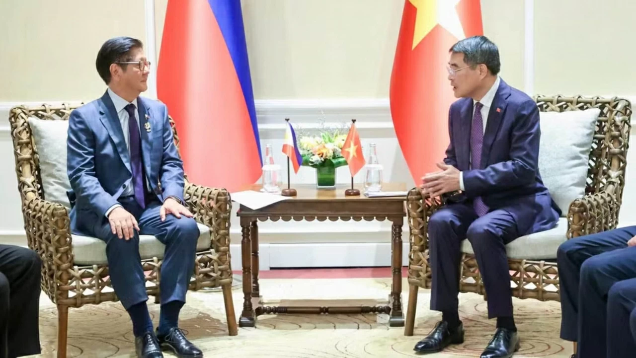 Prime Minister Le Minh Hung holds bilateral meetings during the 48th ASEAN Summit in Cebu