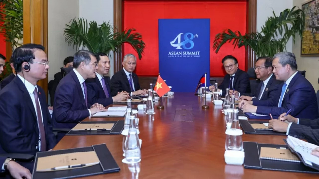 Prime Minister Le Minh Hung holds bilateral meetings during the 48th ASEAN Summit in Cebu