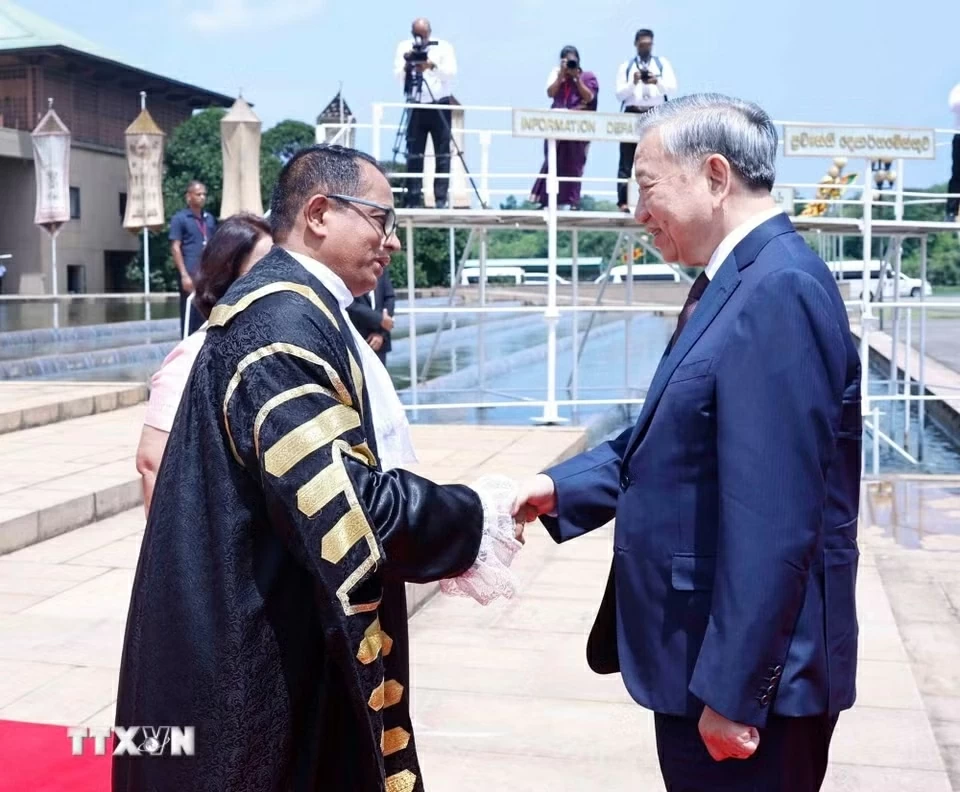 General Secretary, President To Lam meets with Sri Lankan Parliament Speaker Jagath Wickramaratne in Colombo