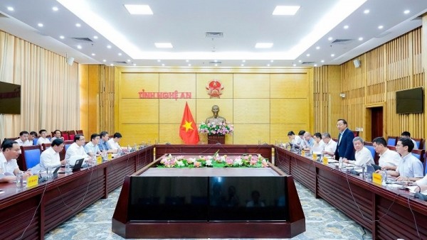 EVN enhances investment in power grid, partners in development with Nghe An Province