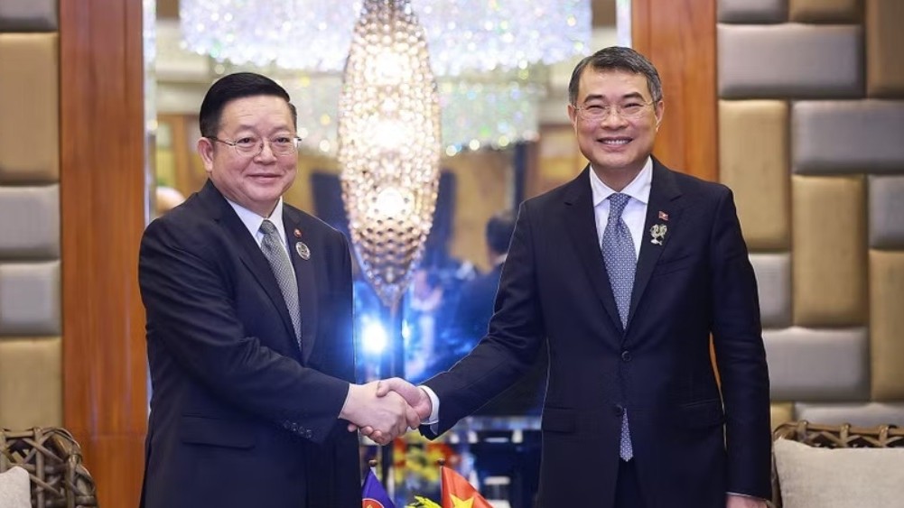 Prime Minister Le Minh Hung meets ASEAN Secretary-General Kao Kim Hourn in Cebu