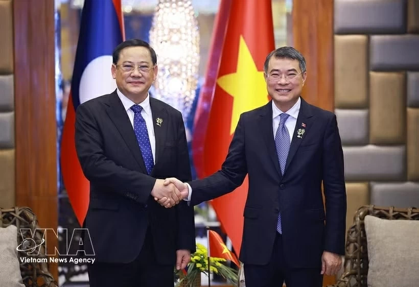 Prime Minister Le Minh Hung meets with Lao, Malaysian counterparts in Philippines