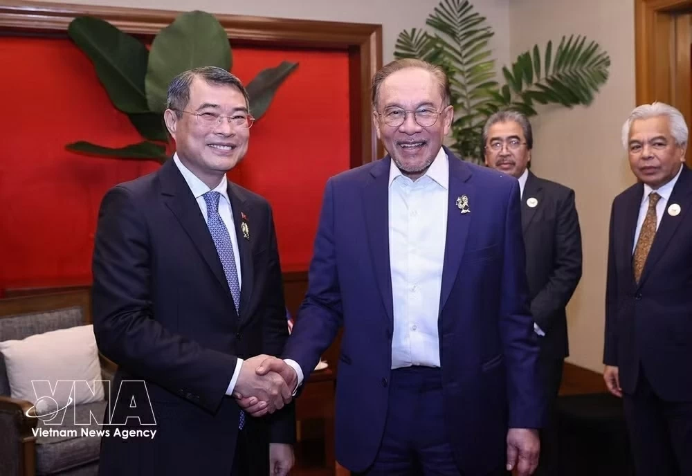 Prime Minister Le Minh Hung meets with Lao, Malaysian counterparts in Philippines