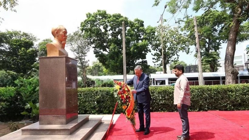 General Secretary, President To Lam lays flowers at President Ho Chi Minh Statue in Sri Lanka capital