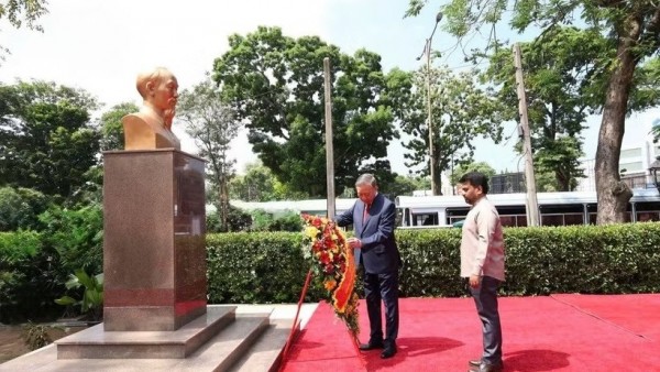 General Secretary, President To Lam lays flowers at President Ho Chi Minh Statue in Sri Lanka capital
