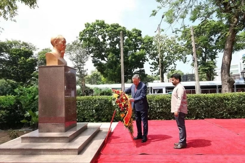 General Secretary, President To Lam lays flowers at President Ho Chi Minh Statue in Sri Lanka capital