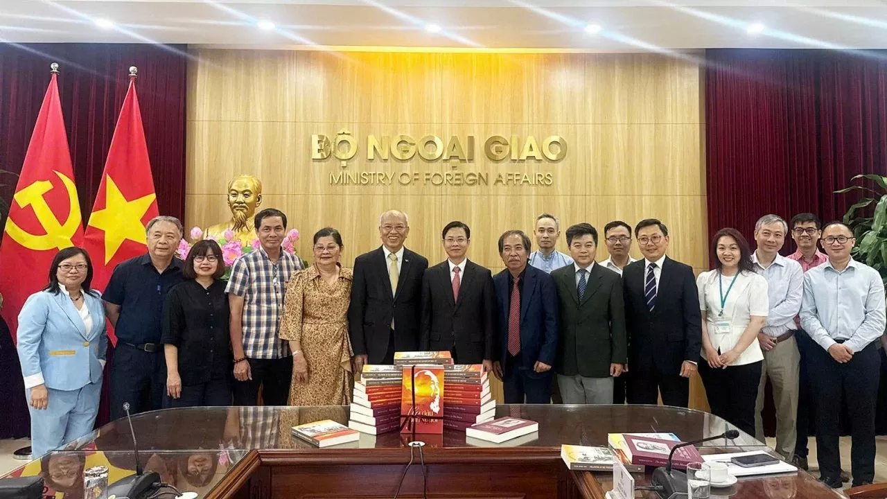 Ministry of Foreign Affairs receives 3,500 copies of 'Theo dau chan Nguoi' to support diplomatic activities