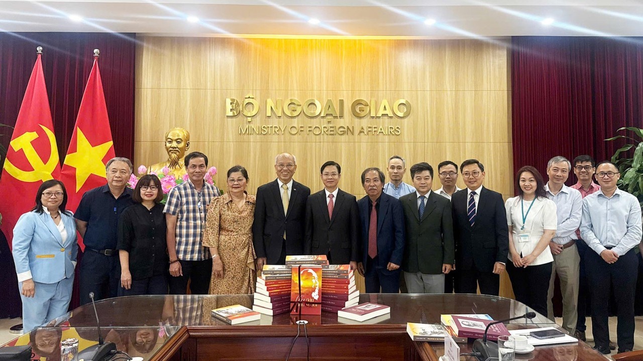 Ministry of Foreign Affairs receives 3,500 copies of 'Theo dau chan Nguoi' to support diplomatic activities