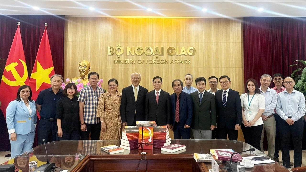 Ministry of Foreign Affairs receives 3,500 copies of 'Theo dau chan Nguoi' to support diplomatic activities