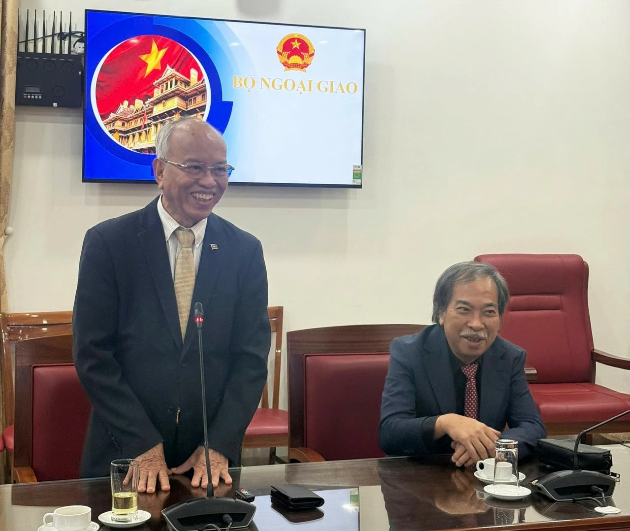 Ministry of Foreign Affairs receives 3,500 copies of 'Theo dau chan Nguoi' to support diplomatic activities