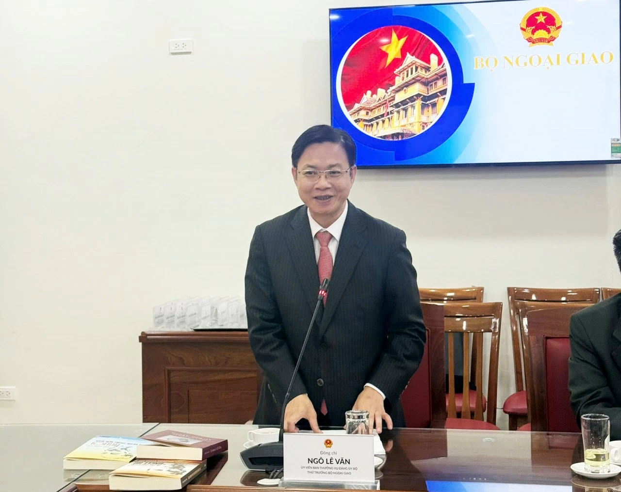 Ministry of Foreign Affairs receives 3,500 copies of 'Theo dau chan Nguoi' to support diplomatic activities