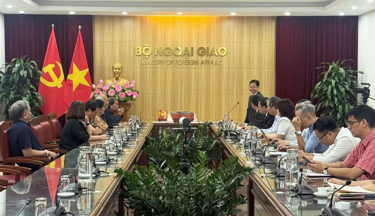 Ministry of Foreign Affairs receives 3,500 copies of 'Theo dau chan Nguoi' to support diplomatic activities