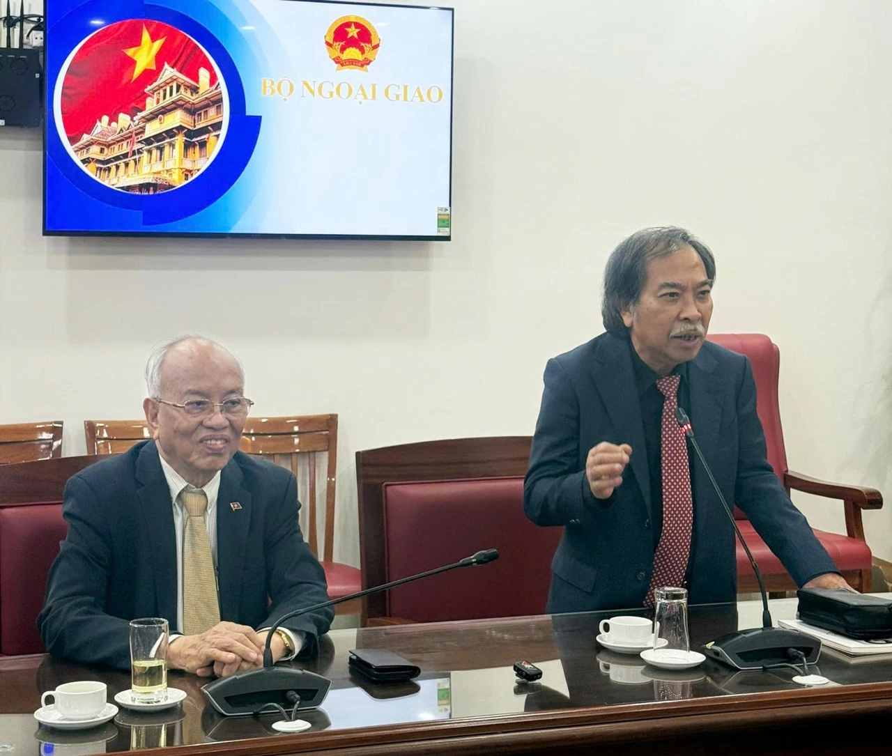Ministry of Foreign Affairs receives 3,500 copies of 'Theo dau chan Nguoi' to support diplomatic activities