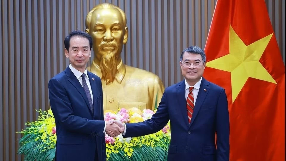 Prime Minister Le Minh Hung receives Chinese Ambassador He Wei