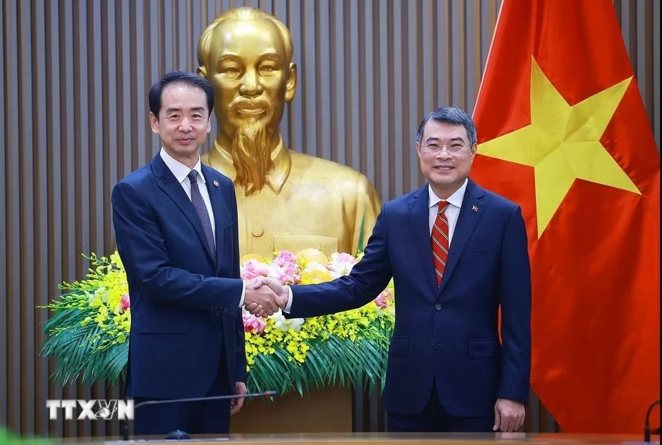Prime Minister Le Minh Hung receives Chinese Ambassador He Wei