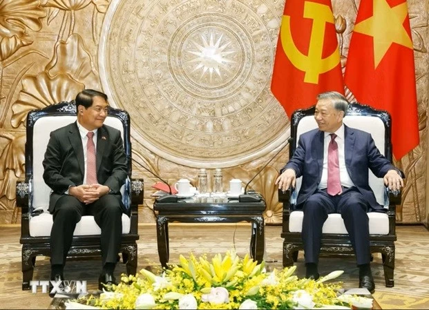 General Secretary, President To Lam receives Secretary of Vientiane Party Committee, People's Council Chairman