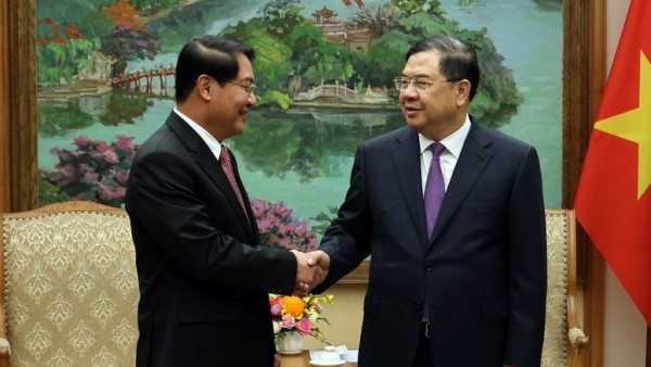 Standing Deputy Prime Minister Pham Gia Tuc welcomes Vientiane capital’s leader