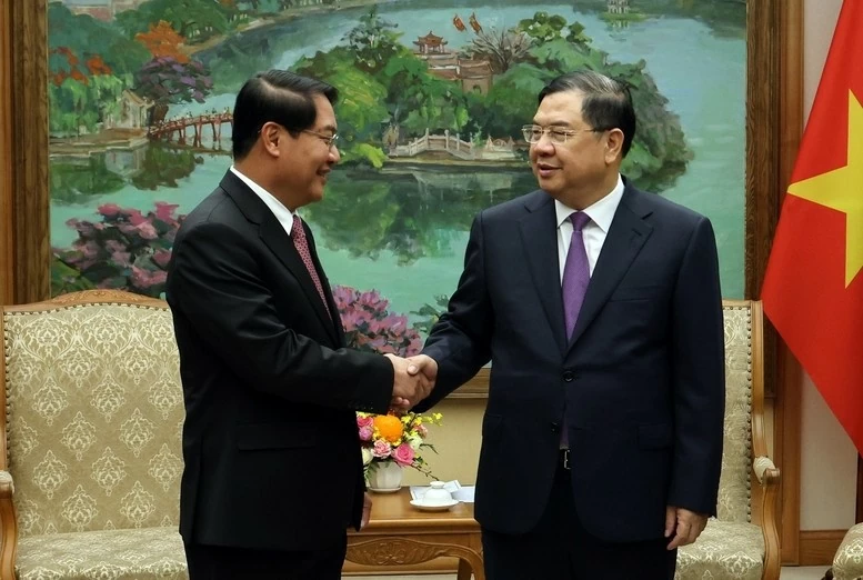 Standing Deputy Prime Minister Pham Gia Tuc welcomes Vientiane capital’s leader