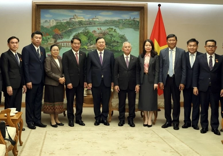 Standing Deputy Prime Minister Pham Gia Tuc welcomes Vientiane capital’s leader
