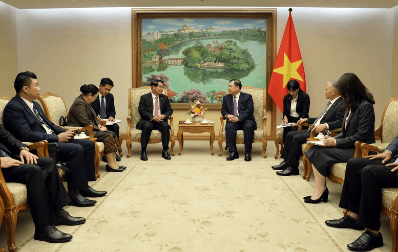 Standing Deputy Prime Minister Pham Gia Tuc welcomes Vientiane capital’s leader
