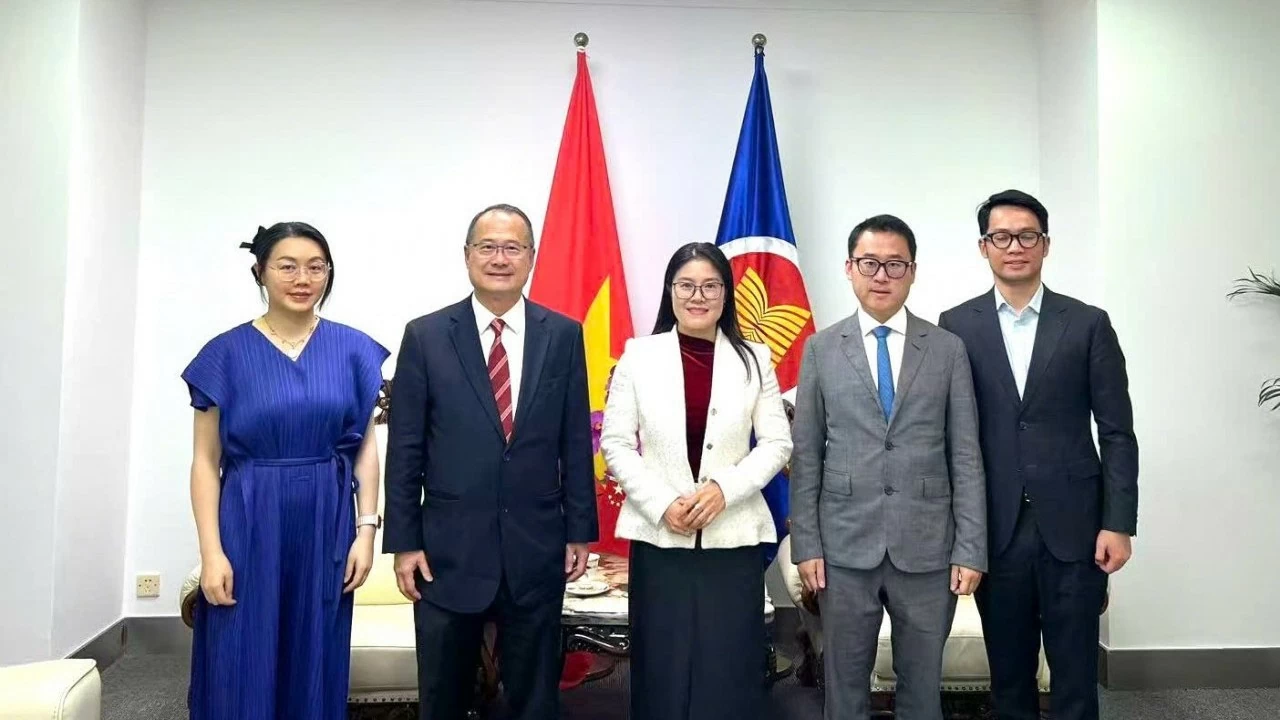 Consul General in Kunming Nghiem Viet Chung meets Sunwah Group Chairman Jonathan Choi