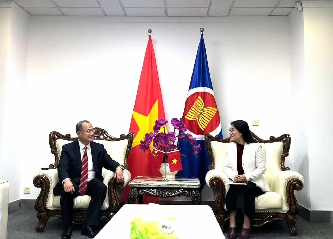 Consul General in Kunming Nghiem Viet Chung meets Sunwah Group Chairman Jonathan Choi