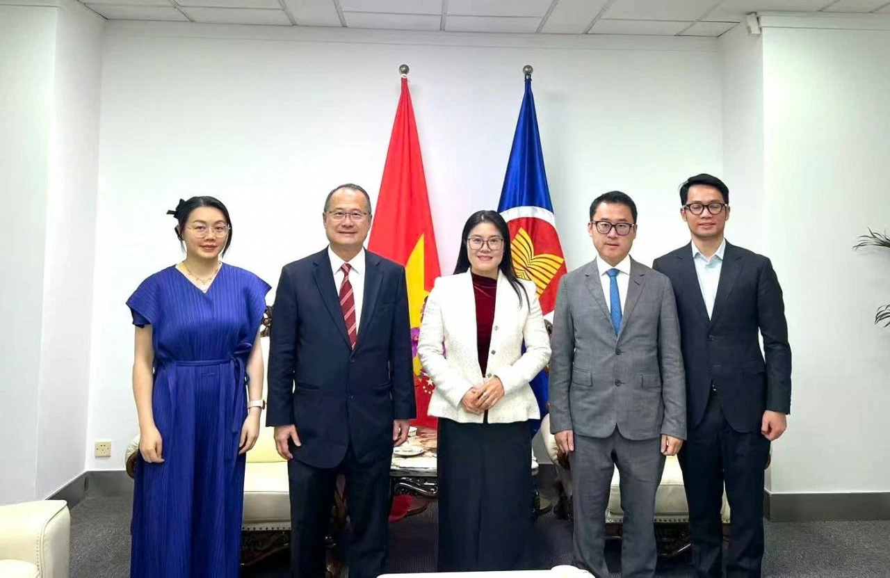 Consul General in Kunming Nghiem Viet Chung meets Sunwah Group Chairman Jonathan Choi