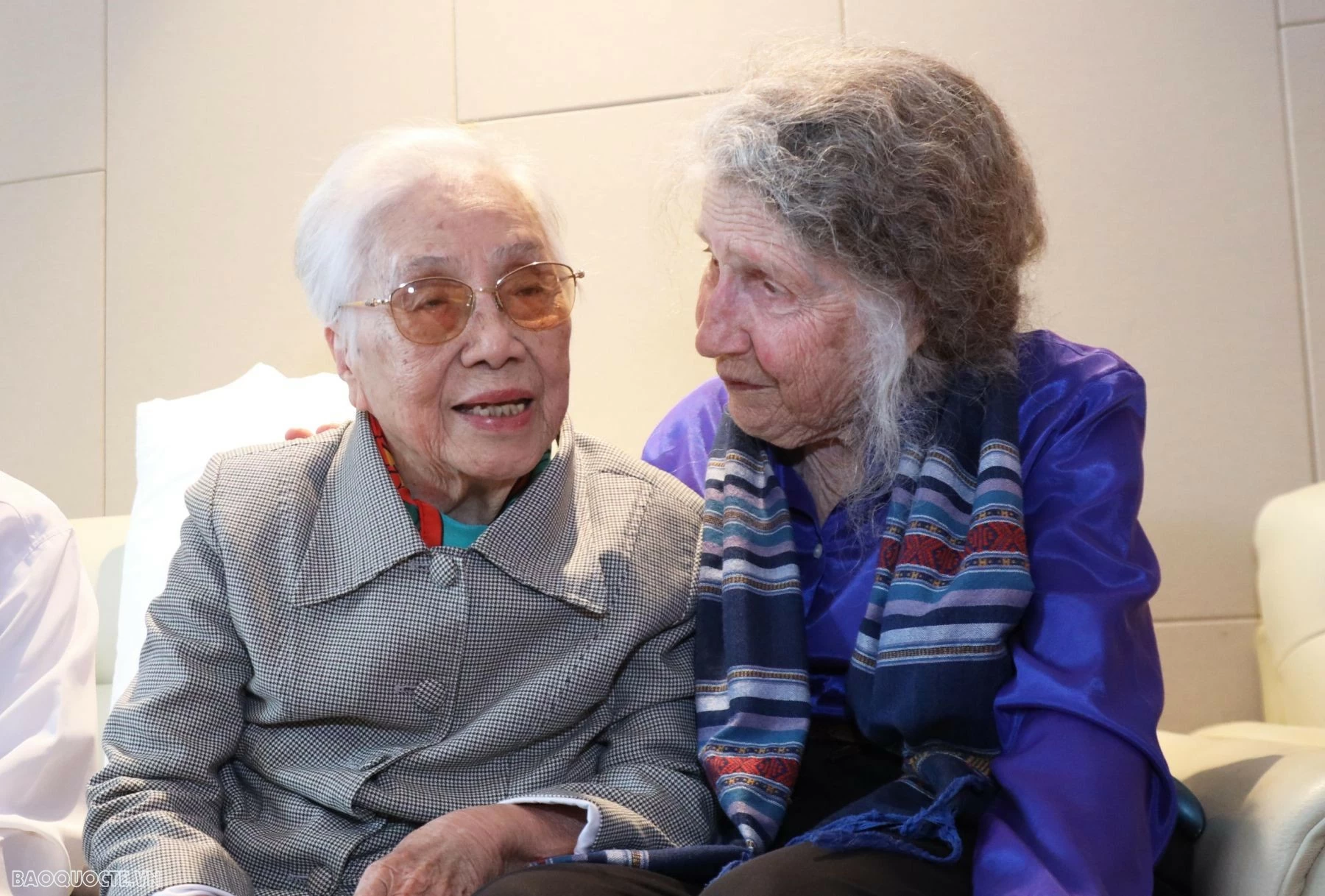 Former Vice President Nguyen Thi Binh receives American writer: Women bridging peace