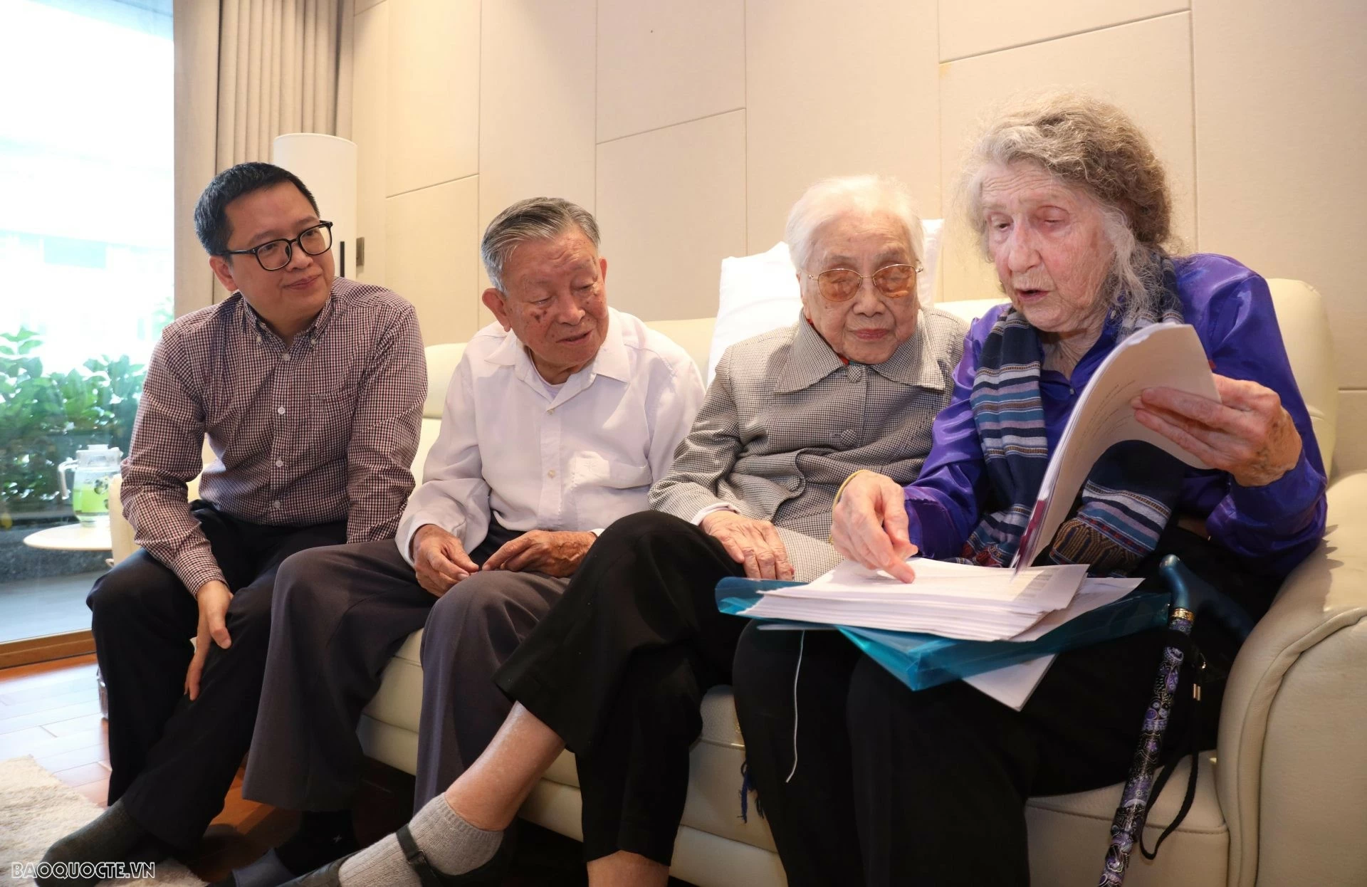 Former Vice President Nguyen Thi Binh receives American writer: Women bridging peace