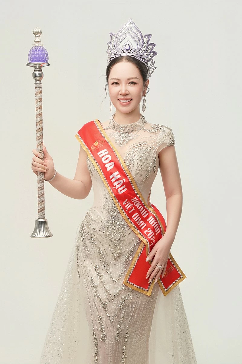 The prestigious crown does not alter her essence; rather, it serves as a powerful springboard for this businesswoman to further expand her influence, amplify a positive spirit, and uplift those around her.