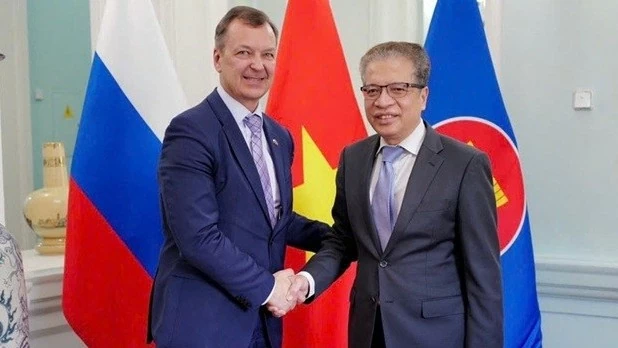Ambassador Dang Minh Khoi and First Deputy Chairman of the Russian Federation Council discuss bilateral cooperation for 2026
