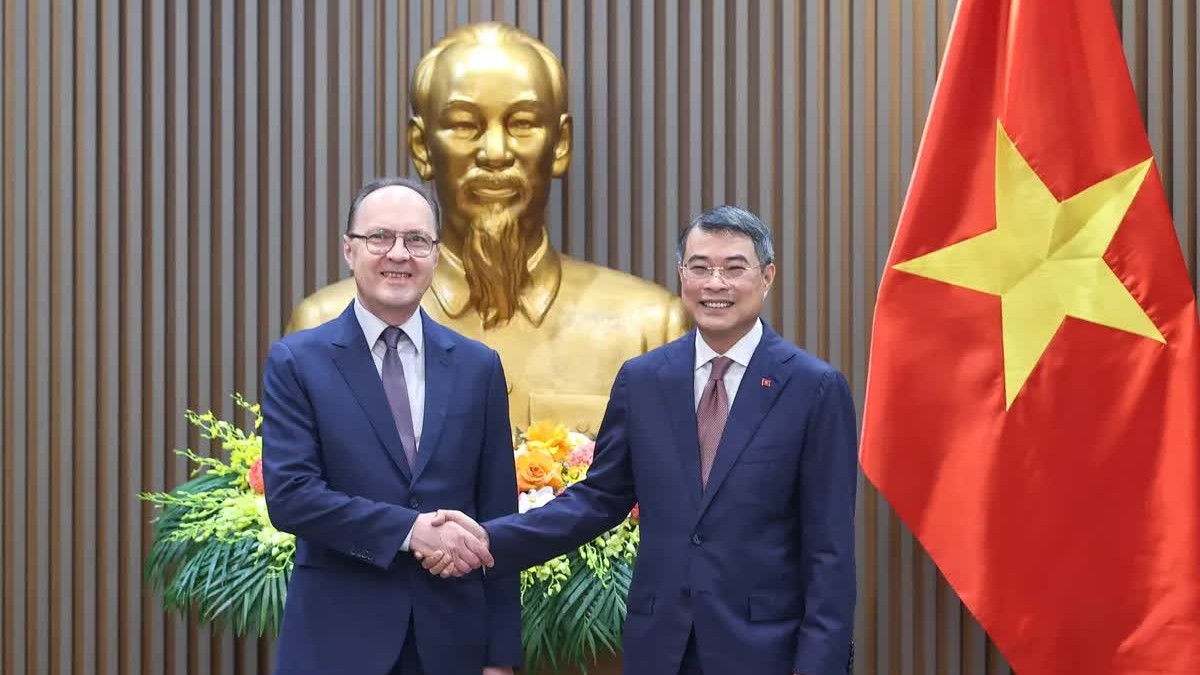 Prime Minister Le Minh Hung receives Russian Ambassador to Vietnam Gennady Bezdetko