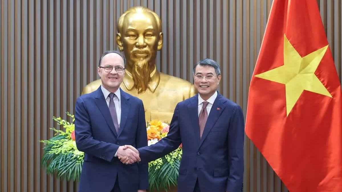 Prime Minister Le Minh Hung receives Russian Ambassador to Vietnam Gennady Bezdetko