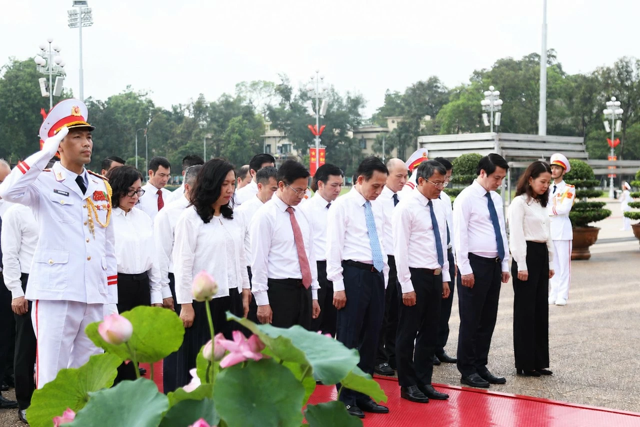 MOFA delegation pays tribute to President Ho Chi Minh on 136th birth anniversary MOFA delegation pays tribute to President Ho Chi Minh on 136th birth anniversary