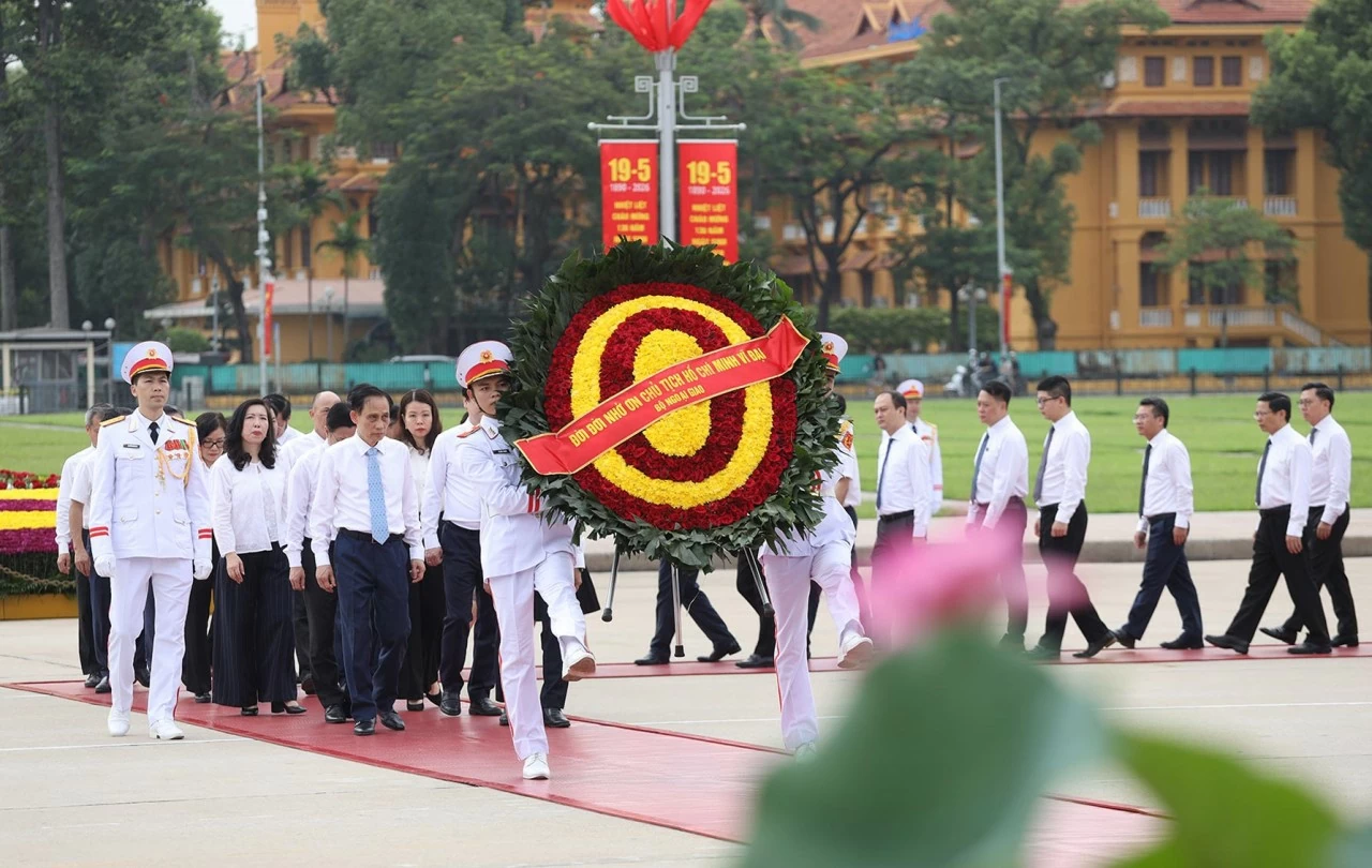 MOFA delegation pays tribute to President Ho Chi Minh on 136th birth anniversary MOFA delegation pays tribute to President Ho Chi Minh on 136th birth anniversary