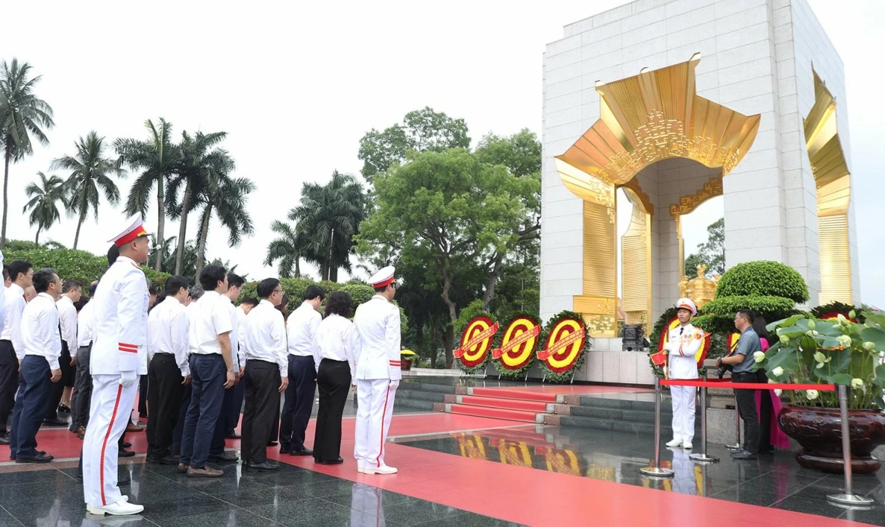 MOFA delegation pays tribute to President Ho Chi Minh on 136th birth anniversary MOFA delegation pays tribute to President Ho Chi Minh on 136th birth anniversary