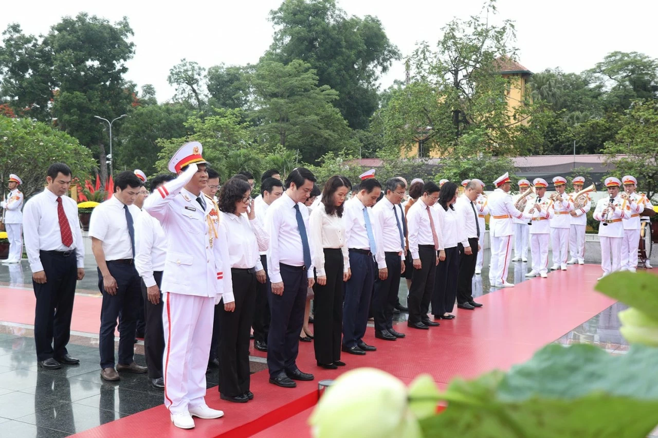 MOFA delegation pays tribute to President Ho Chi Minh on 136th birth anniversary MOFA delegation pays tribute to President Ho Chi Minh on 136th birth anniversary