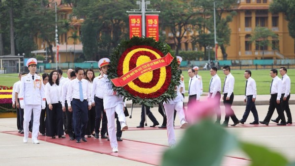 MOFA delegation pays tribute to President Ho Chi Minh on 136th birth anniversary