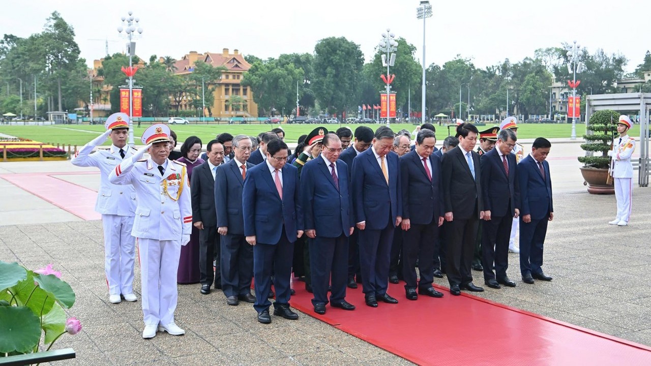Party and State leaders pay tribute to President Ho Chi Minh on 136th birth anniversary