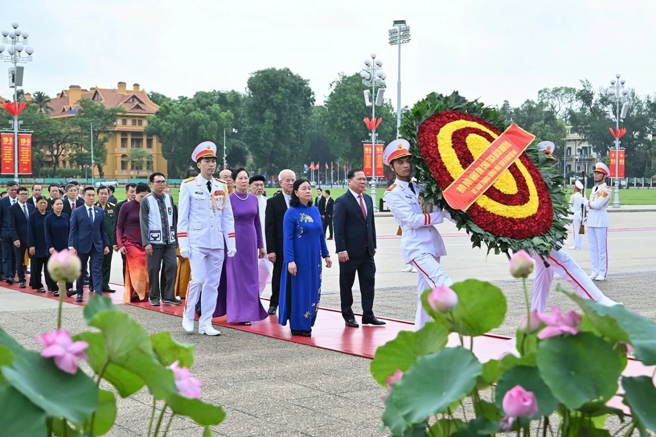Party and State leaders pay tribute to President Ho Chi Minh on 136th birth anniversary Party and State leaders pay tribute to President Ho Chi Minh on 136th birth anniversary