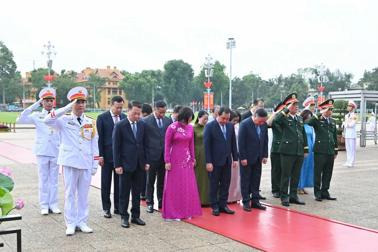 Party and State leaders pay tribute to President Ho Chi Minh on 136th birth anniversary Party and State leaders pay tribute to President Ho Chi Minh on 136th birth anniversary