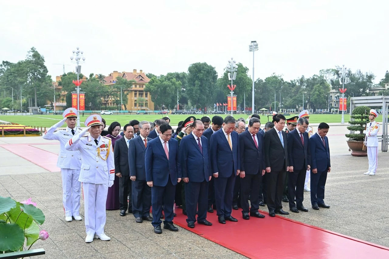 Party and State leaders pay tribute to President Ho Chi Minh on 136th birth anniversary Party and State leaders pay tribute to President Ho Chi Minh on 136th birth anniversary