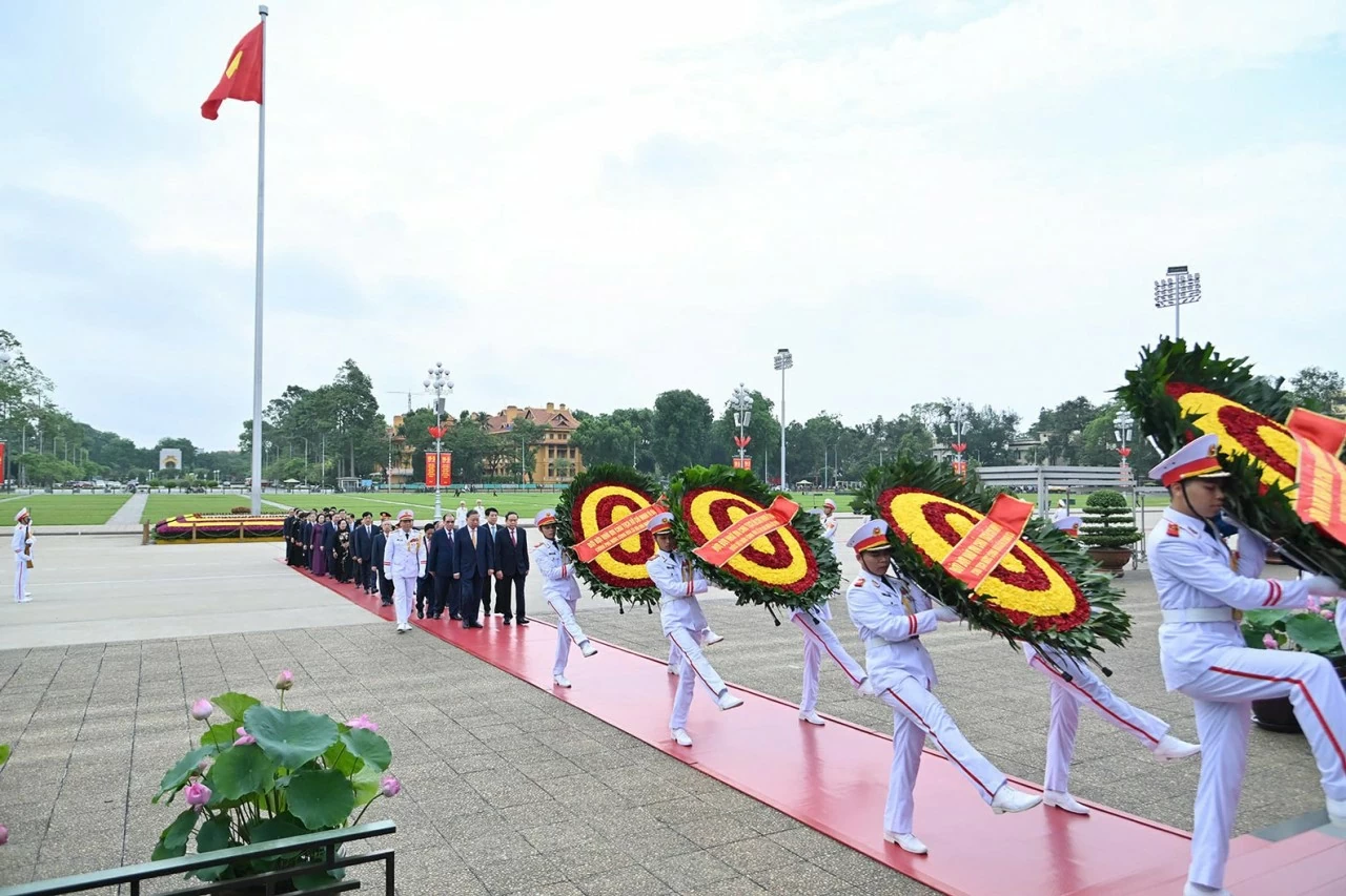 Party and State leaders pay tribute to President Ho Chi Minh on 136th birth anniversary Party and State leaders pay tribute to President Ho Chi Minh on 136th birth anniversary